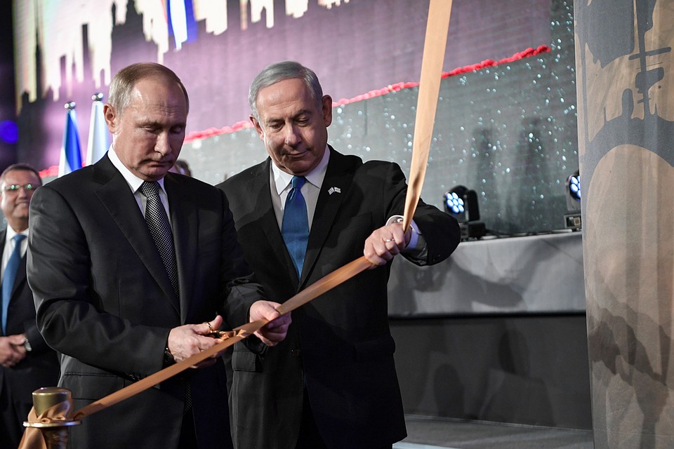 Президент РФ Владимир Путин и премьер-министр Биньямин Нетаньяху на церемонии открытия памятника жителям и защитникам блокадного Ленинграда "Свеча памяти" в парке "Сакер". Фото: Алексей Никольский/ТАСС