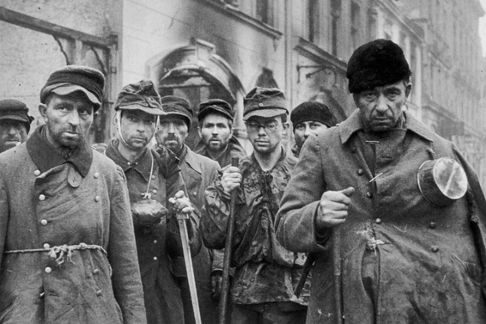 Пленные фольксштурмовцы в Инстербурге. Фото: waralbum.ru