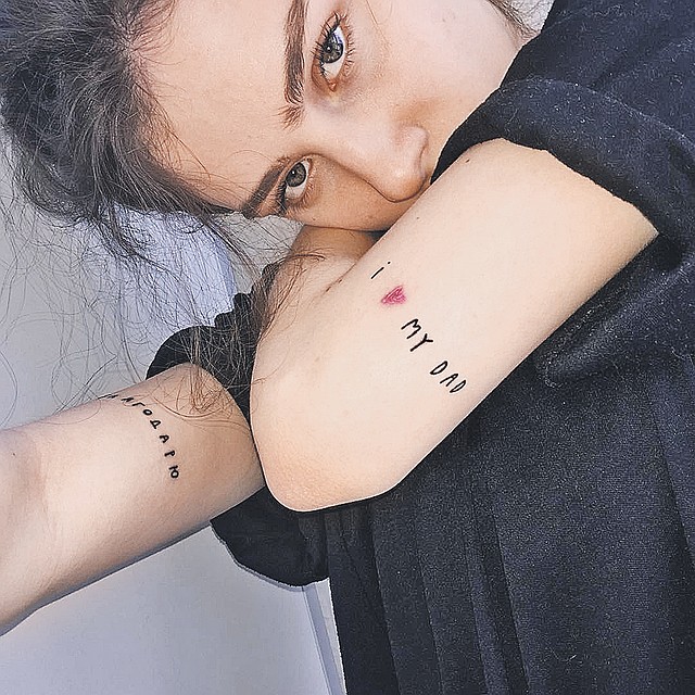 В память об отце сделала татуировку (англ.: «я люблю папу»). Фото: instagram.com