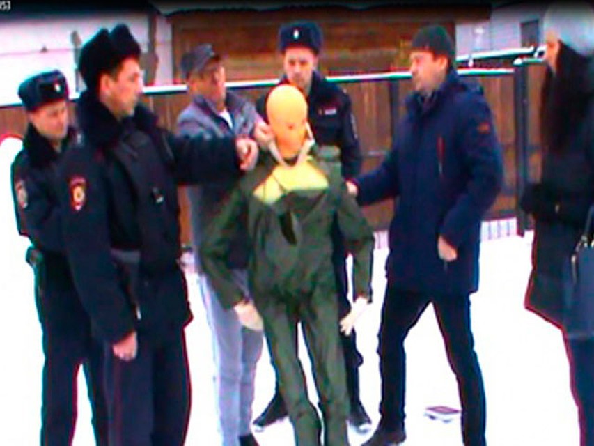 Стоп-кадр записи следственного эксперимента. Фото: пресс-службы СУ СК по Алтайскому краю