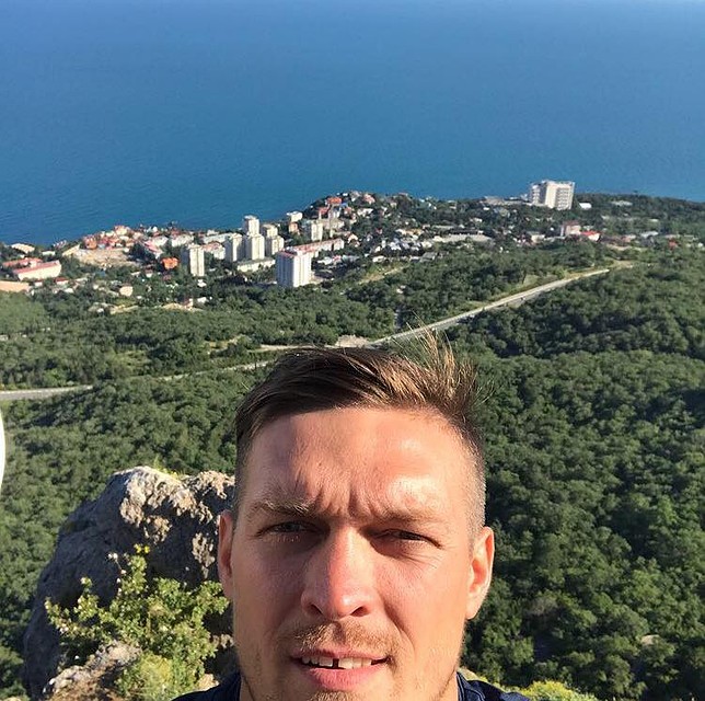 Спортсмен регулярно проводит тренировки в Крыму и выкладывает фото в соцсетях. Фото: Усик/facebook