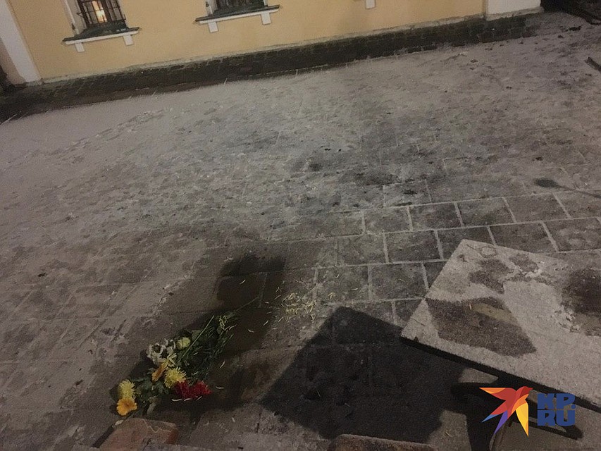 В 19:17 приехала Скорая, тело священника погрузили на носилки Фото: Евгения КОРОБКОВА