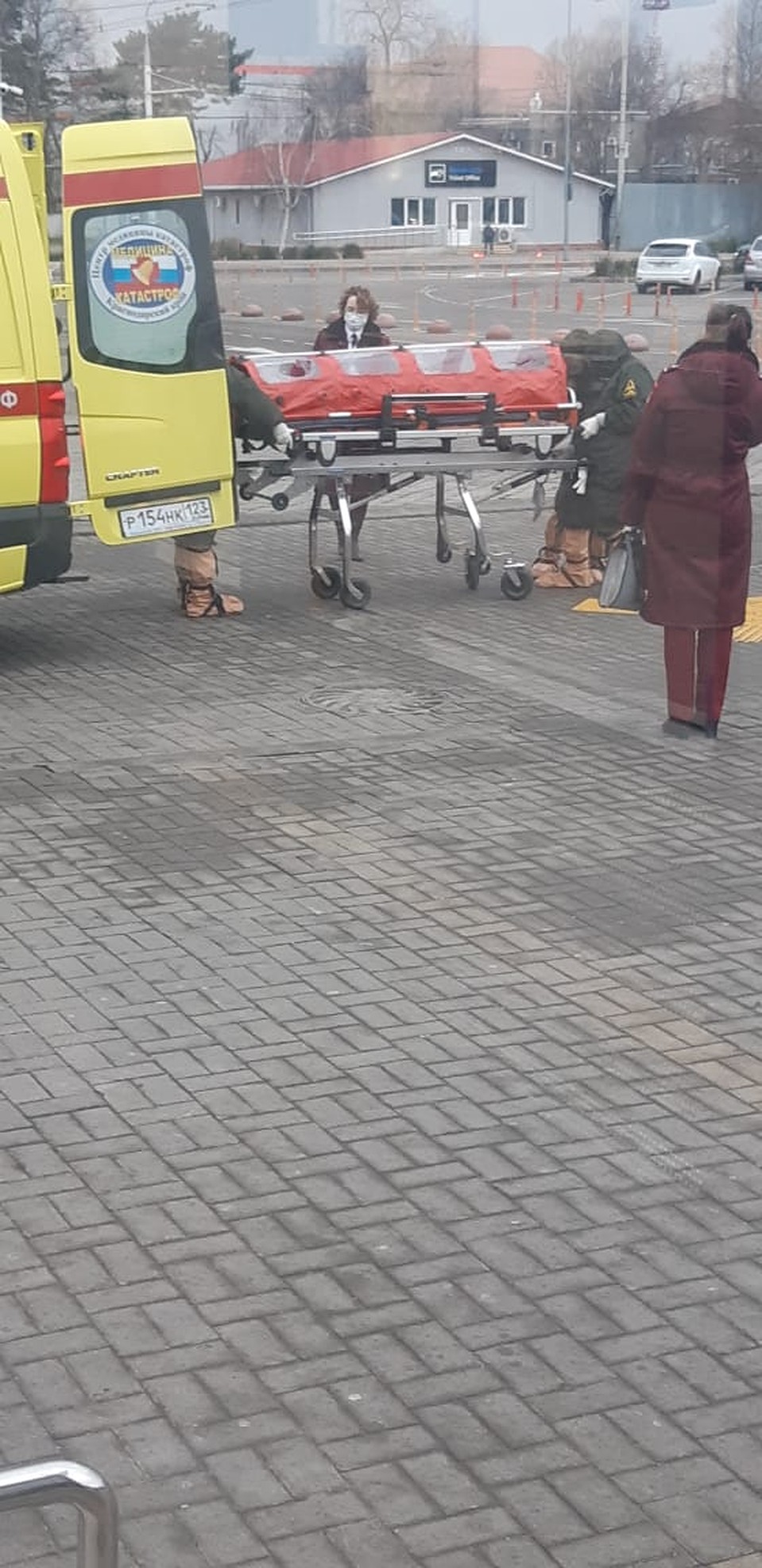 Пассажира увозят на скорой из аэропорта. Фото: Типичный Краснодар