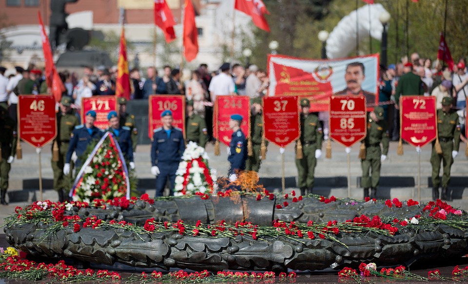 День Победы начнется с возложения цветов на Аллее Славы. Фото: gubernator74.ru
