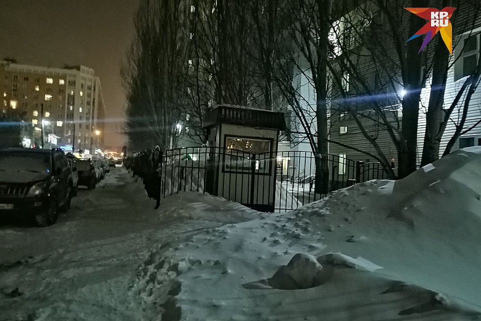 Дом, где произошло убийство, охраняется. Но охрана сидит на улице, возле ворот. В подъезде женщина оказалась беззащитна перед убийцей. Фото: Анна ПАШАГИНА