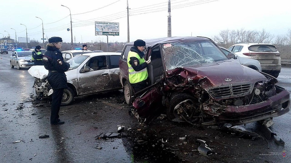Иномарки превратились в одну большую груду железа. Фото: ГУ МВД по Волгоградской области