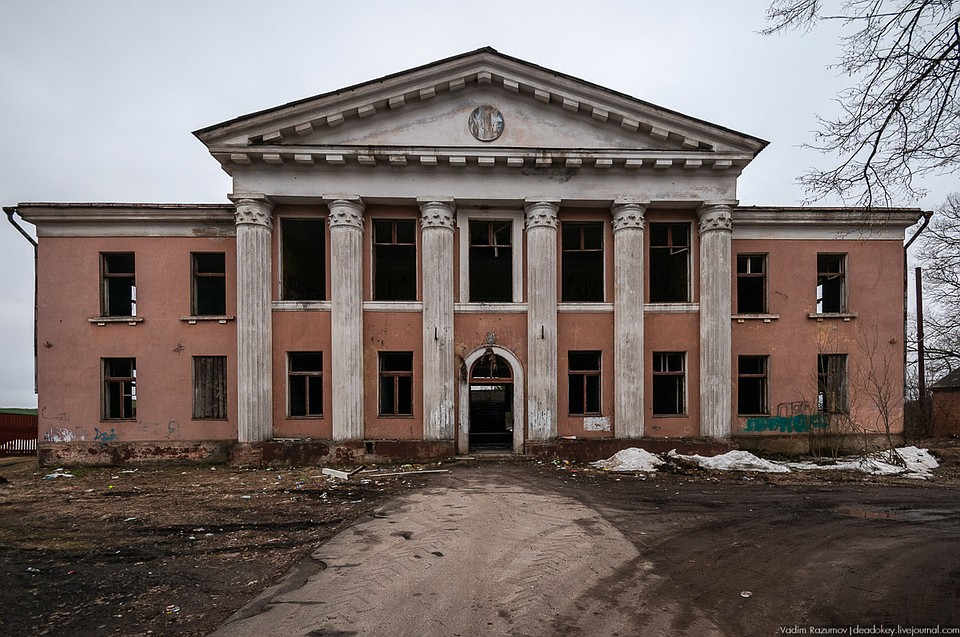 Здание с колоннами при советской власти использовали под Дворец культуры. Дискотеки устраивали. Фото: Вадим РАЗУМОВ "Летопись русской усадьбы"