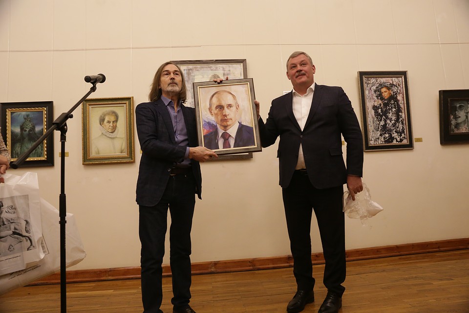 Сергей Гапликов и Никас Сафронов обменялись подарками Фото: Дарья ЮДИНА