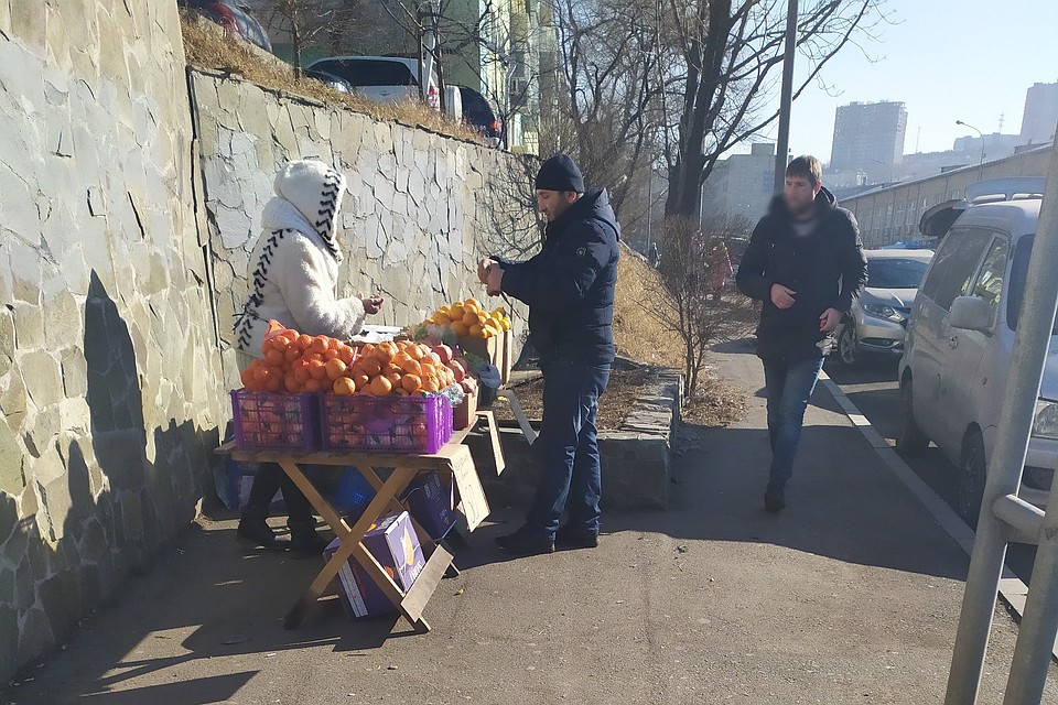 Торговцы фруктами в выходные появились на улицах Владивостока Фото: Милана СОКОЛ