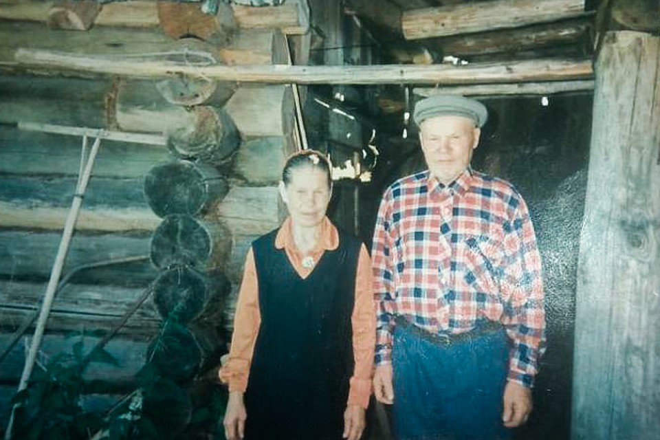 Родные ветерана войны у домика, в котором она живет. Фото: личный архив.