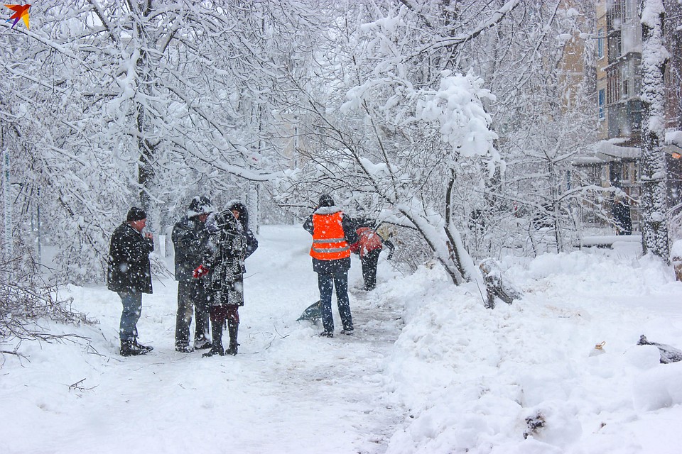 Сегодня из-за непогоды на уборку снега в Республике вышло больше шести тысяч коммунальщиков. Фото: Никита МАКАРЕНКОВ