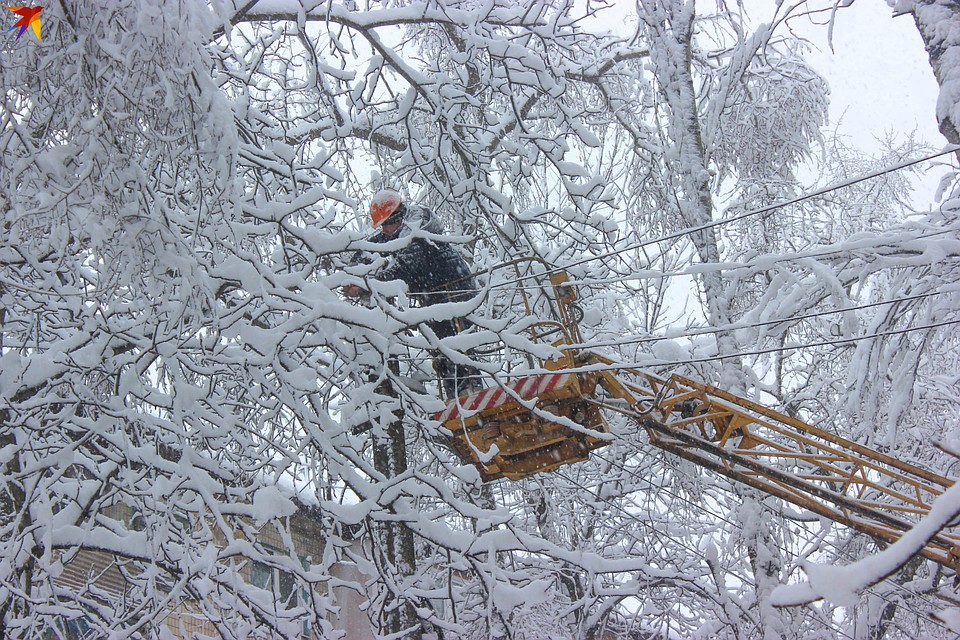Сегодня из-за непогоды на уборку снега в Республике вышло больше шести тысяч коммунальщиков. Фото: Никита МАКАРЕНКОВ