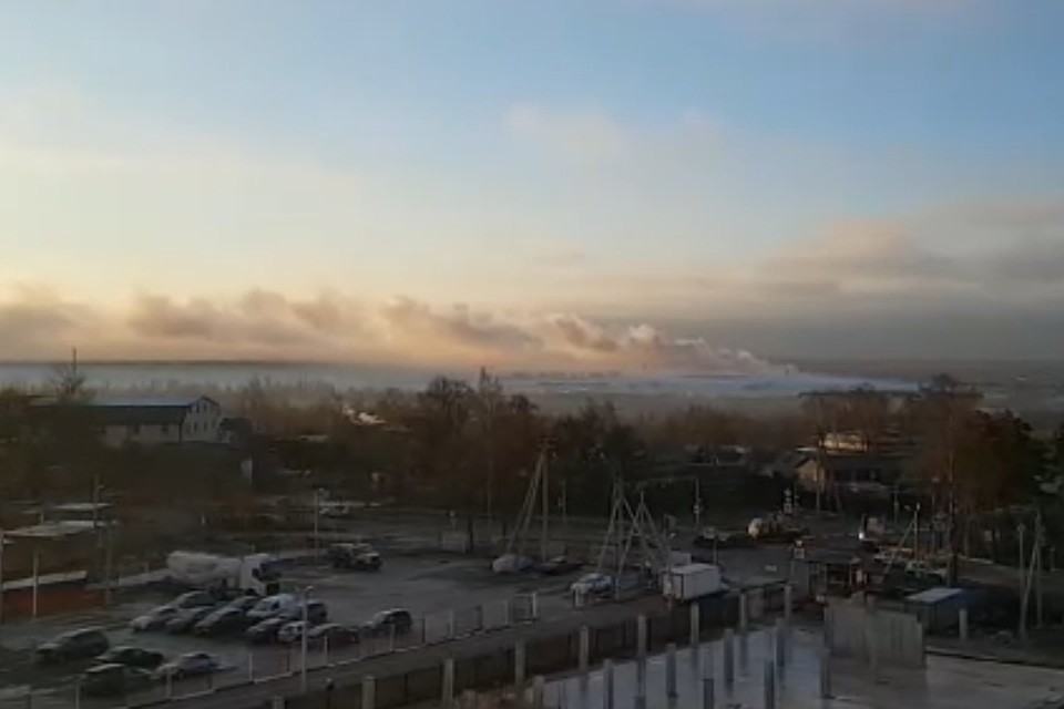 Дым со свалки виден издалека, а его запах распространяется на километры. Фото: vk.com/koltushi_navsegda