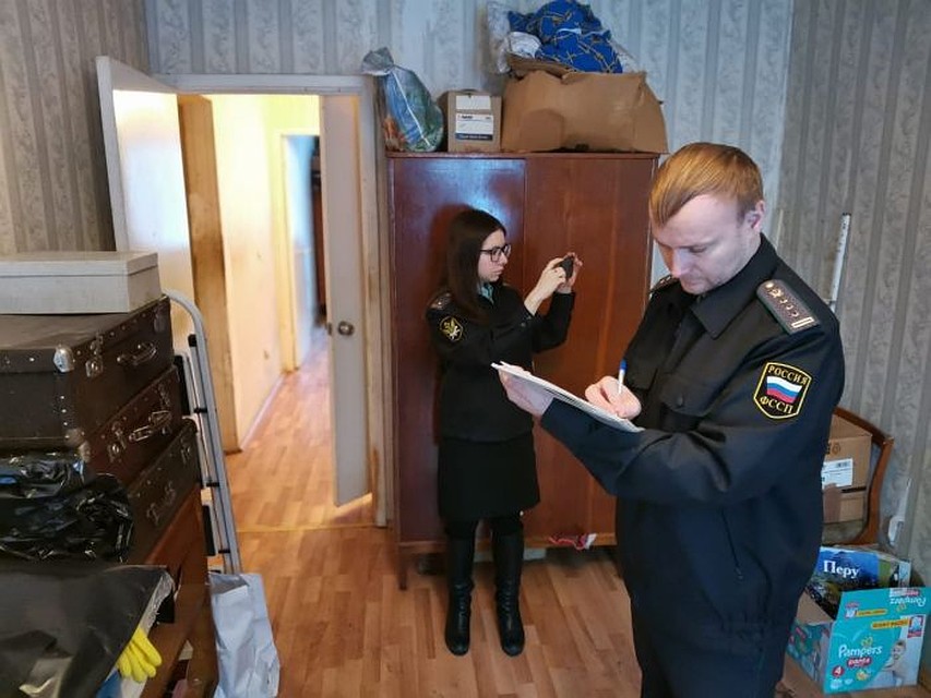 После генеральной уборки судебные приставы проверили, чисто ли теперь в квартире. Фото: УФССП по Свердловской области