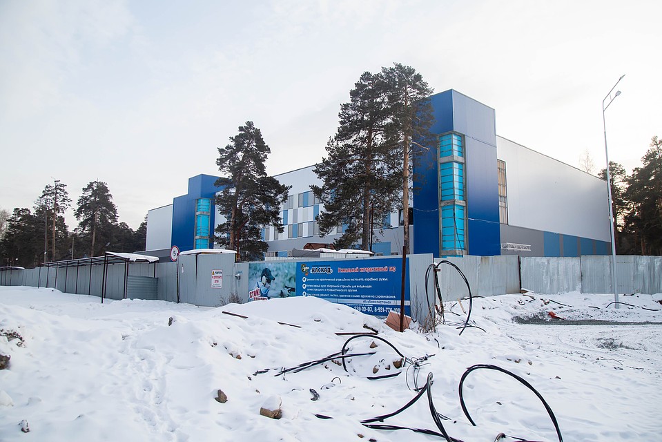 Пока стройка кипит и СК «Динамо» за глухим забором. Фото: Валерий ЗВОНАРЕВ