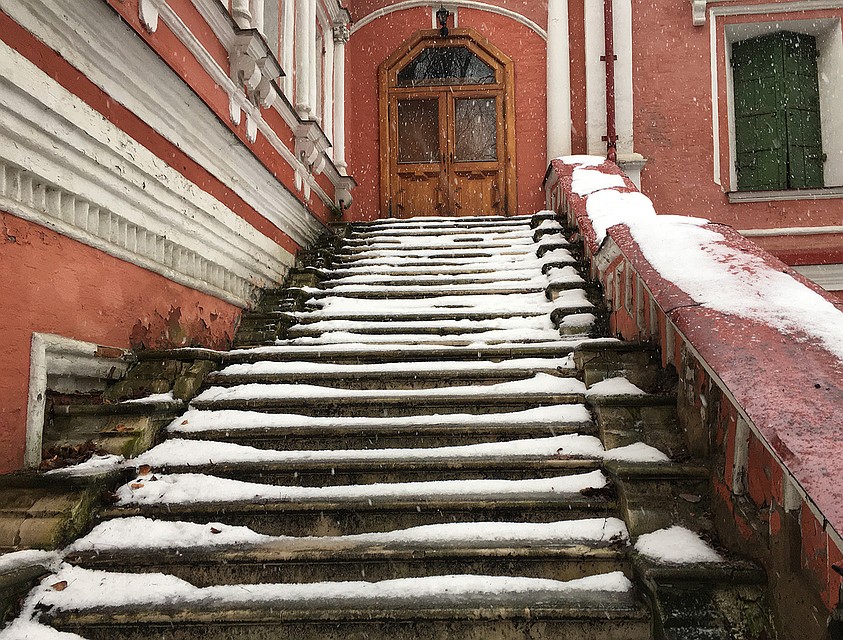 Судя по покрытой льдом лестнице, гостей здесь не ждут. Фото: Павел КЛОКОВ