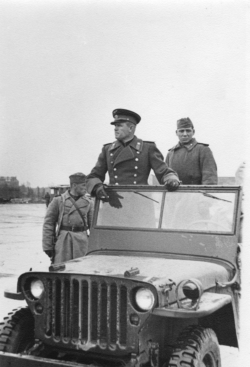 Командующий 16-й воздушной армией генерал-полковник авиации С.И. Руденко инструктирует ведущего эскортной группы майора М.Н. Тюлькина. Германия, г. Берлин, 8 мая 1945 г. Фото: Министерство обороны РФ