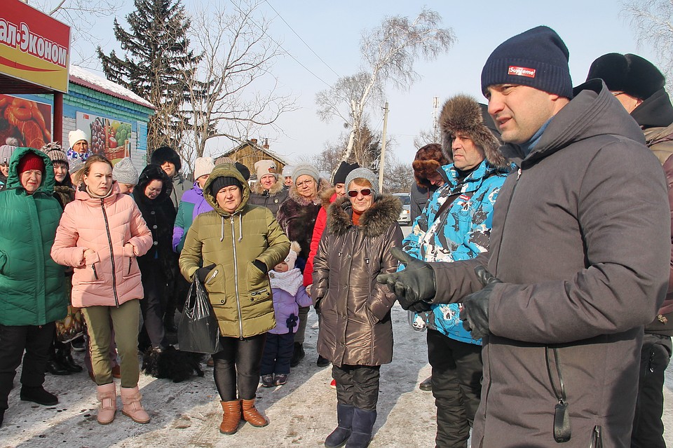 Жители собрались на открытом воздухе, чтобы донести свою позицию до властей Фото: Виктор ЧЕРНЕНКО