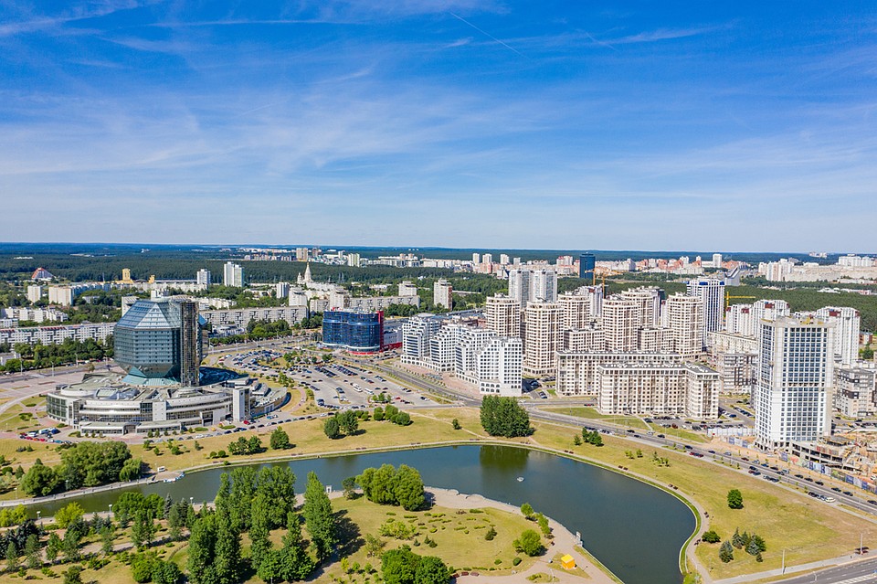 Рядом лесопарковая зона и набережная Слепянской водной системы - прекрасное место для прогулок.