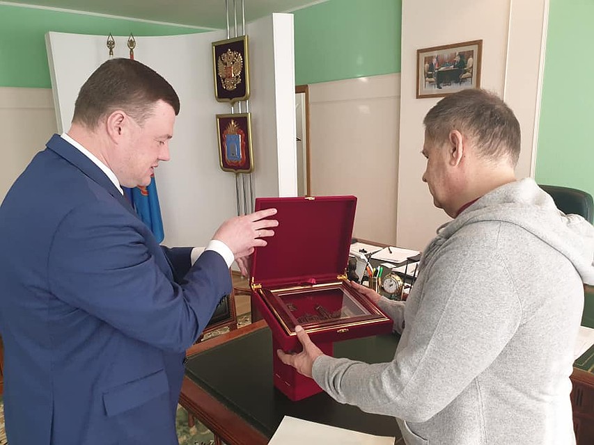 Артист получил от главы региона подарки Фото: Пресс-служба администрации Тамбовской области
