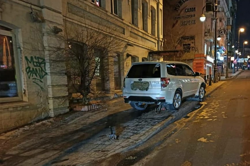 Автомобиль выехал на тротуар в центре города. Фото: AK_VDK, dps_vl