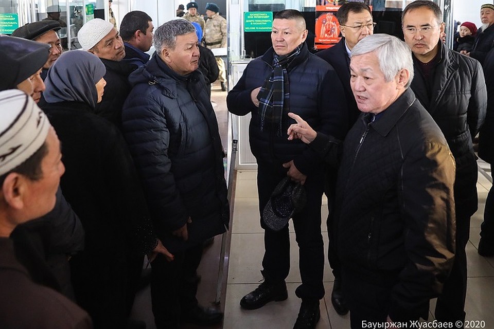Бердыбек Сапарбаев на границе с теми, кто вернулся в РК из Кыргызстана. Фото: primeminister.kz