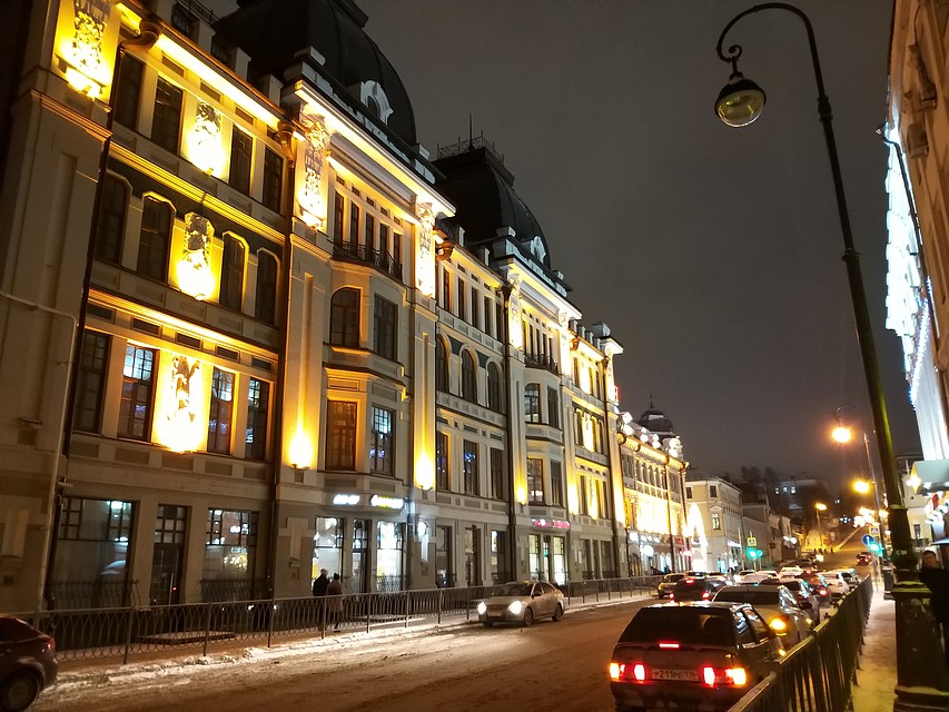 Почти каждое здание в центре города в темное время суток подсвечивается. Фото: Кира Санникова