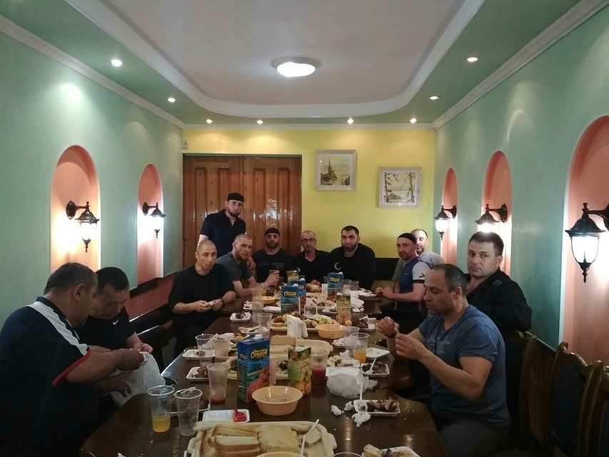 Застолье в иркутской ИК-3. Человек, похожий на Дадаева, стоит на заднем плане
