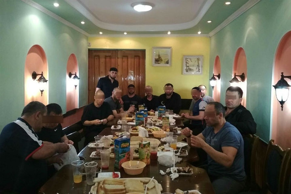 Мужчины за столом, в том числе Заур Дадаев, судя по всему, не были против съемок. Фото: аккаунт Ислам Ирон во "ВКонтакте".