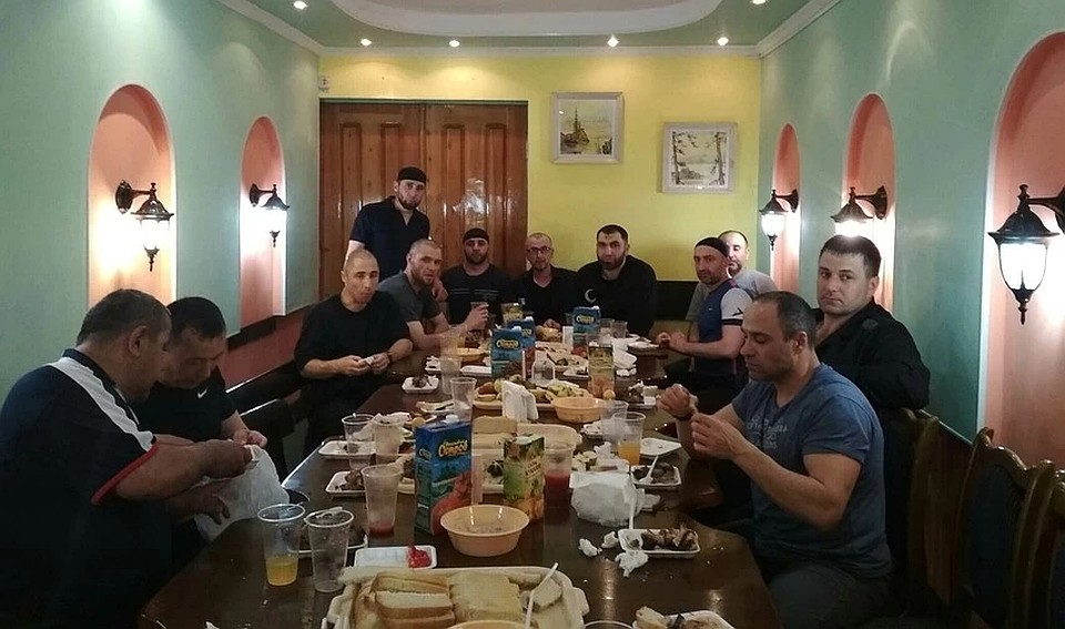 Застолье в иркутской ИК-3. Человек, похожий на Дадаева, стоит на заднем плане Фото: СОЦСЕТИ