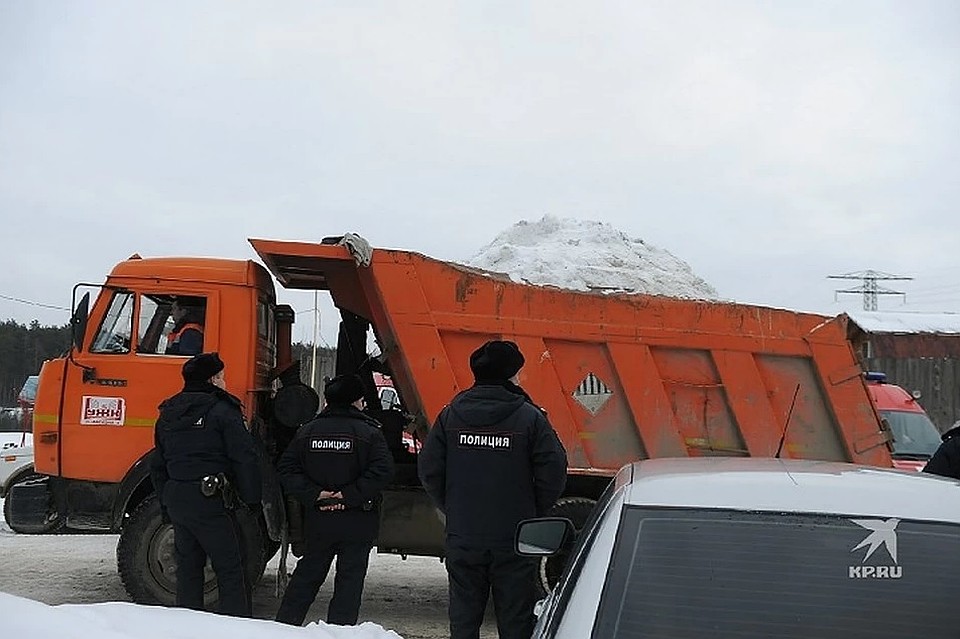 Снег на свалку свозили со всего города Фото: Алексей БУЛАТОВ
