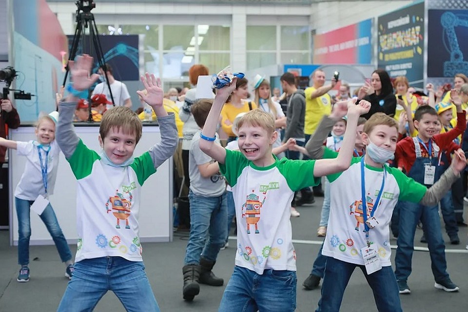 Футболки придумали сами, маски получили на чемпионате. Фото: Мария ЛЕНЦ