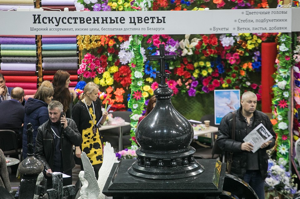 Двухметровую часовню из черного гранита сделали для семейного захоронения в России. Фото: Павел МАРТИНЧИК
