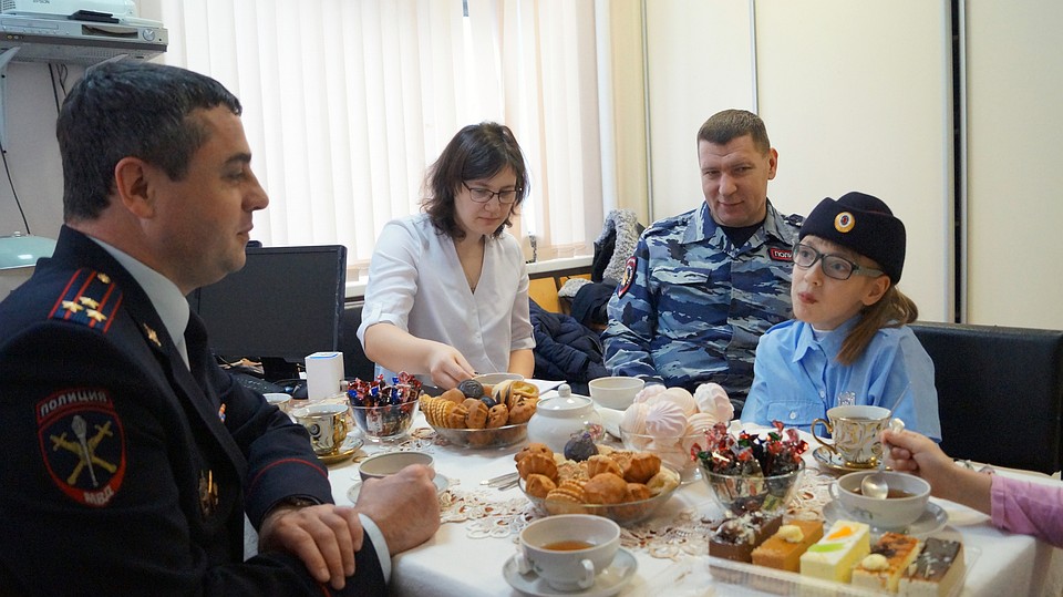 В гостях у полицейских девочку ждали подарки и праздничный стол