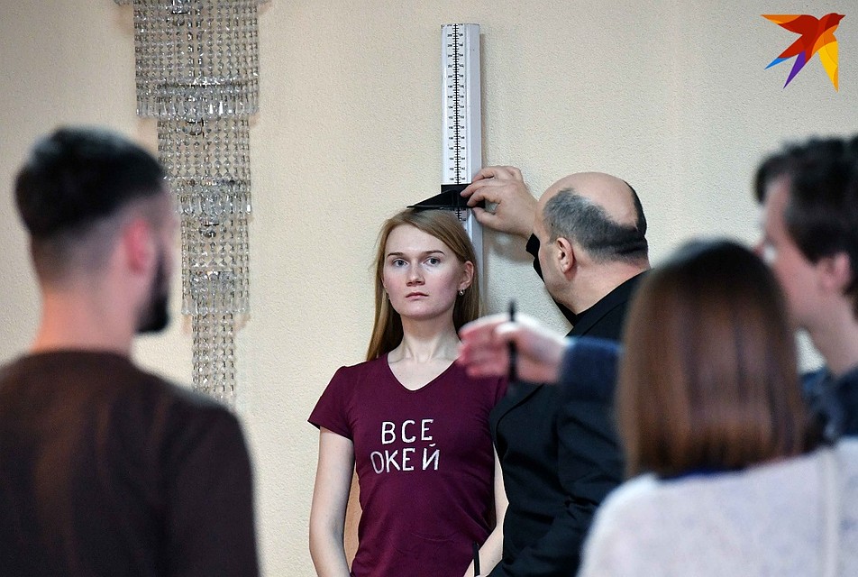 Перед тем, как показать жюри, измеряли рост девушек. Фото: Виктор ДРАЧЕВ