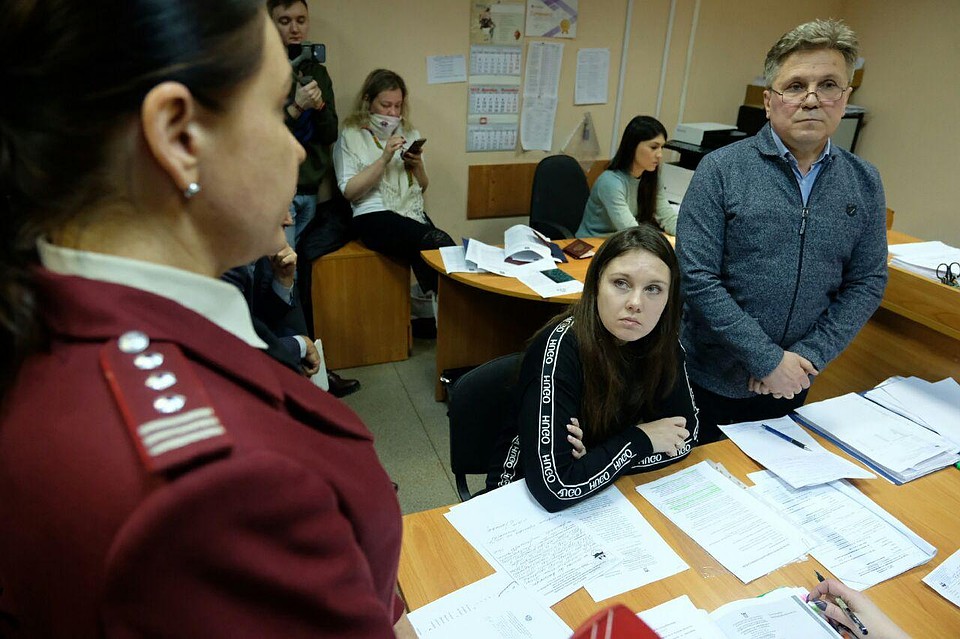 Роспотребнадзор добился своего. Сбежавшая пациентка едет в больницу. Но пока только на два дня. Фото: Артем КИЛЬКИН