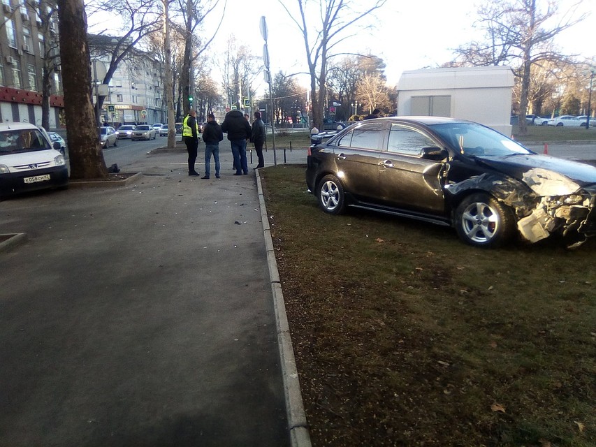 Водитель Mitsubishi поехал под "кирпич". Фото: Автопартнер Крым Севастополь ДТП / Вконтакте
