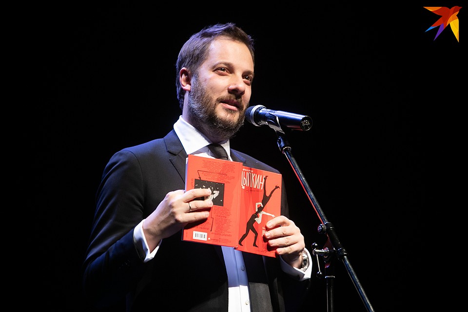 Книги автора после выступления разлетелись мгновенно! Фото: Павел МАРТИНЧИК