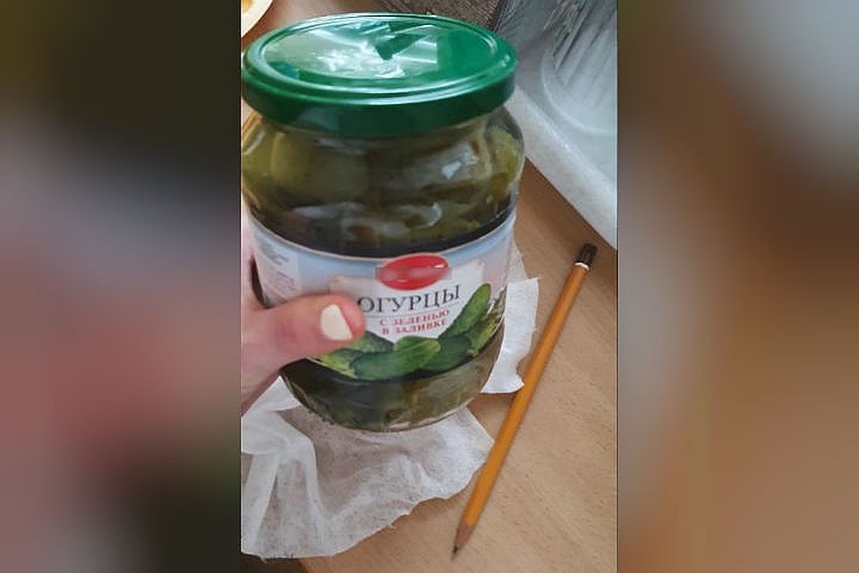 Баночка маринованных огурцов стояла в холодильнике, когда эвакуированные заселялись. Фото: предоставлено героиней публикации.