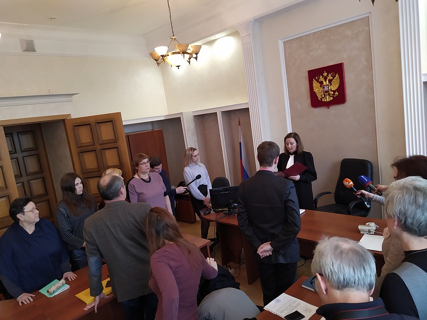 Рассматривать дело в Ленинском районному суде не будут Судья счел, что работающая здесь дочка одной из истцов - достаточное основание для отвода всего суда Фото: Ирина Мальцева
