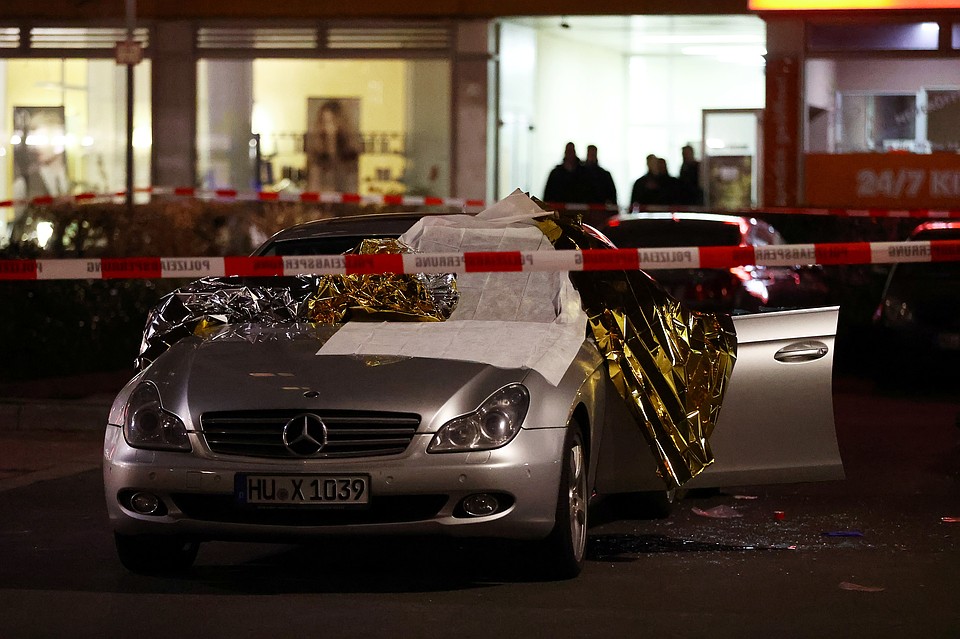 Поврежденный автомобиль на месте стрельбы Фото: REUTERS
