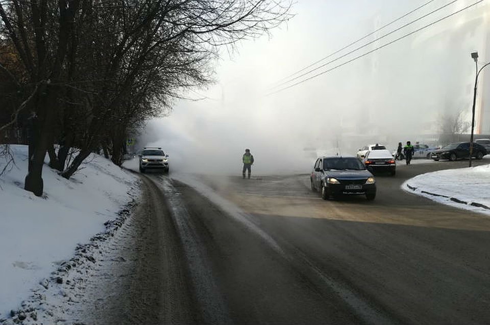 Из-за пара и горячей воды проезд по Байкальской затруднен. Фото: Оператор тепловых сетей Иркутска.