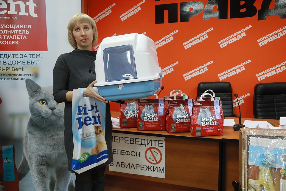 Временной хозяйке Алене вручили подарок для Кляксы Фото: Мария ЛЕНЦ