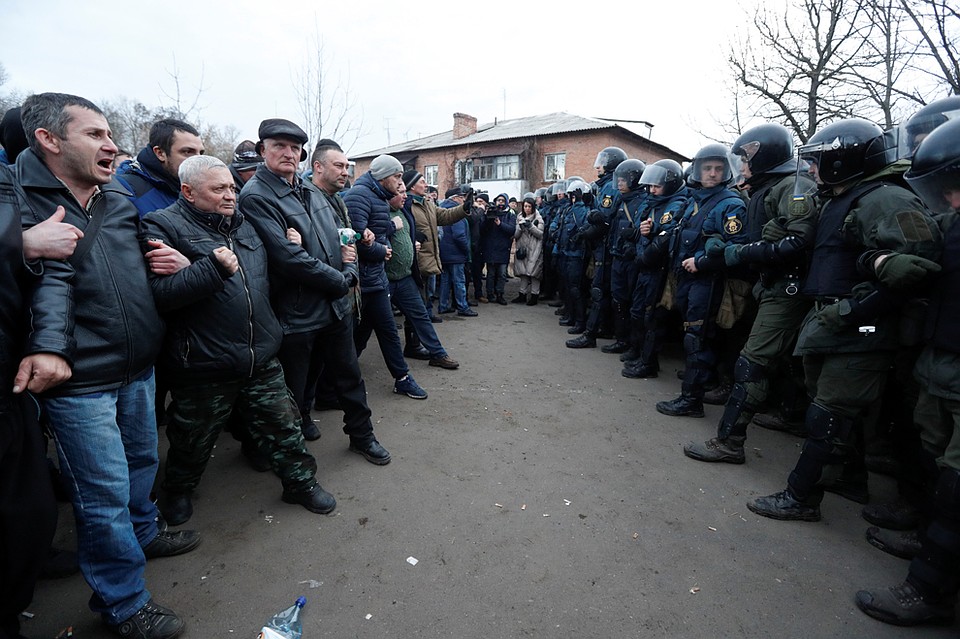 Противостояние местных жителей и полиции у города Новые Санжары, Полтавская область Фото: REUTERS
