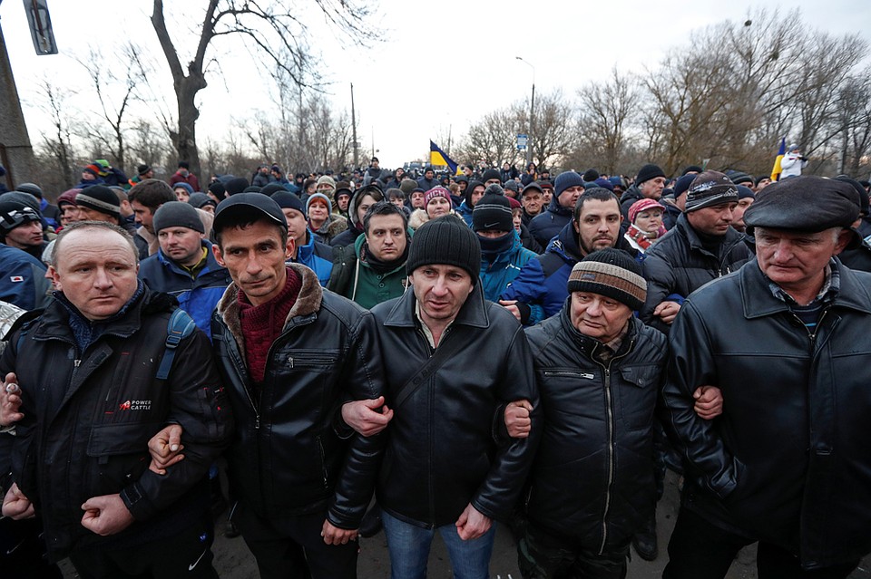 К толпе, из окрестных деревень постоянно подтягивалось подкрепление Фото: REUTERS