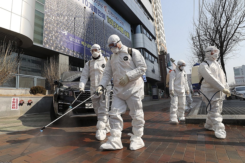 Китай сообщает, что один больной заражает в среднем от двух до трех человек Фото: EAST NEWS