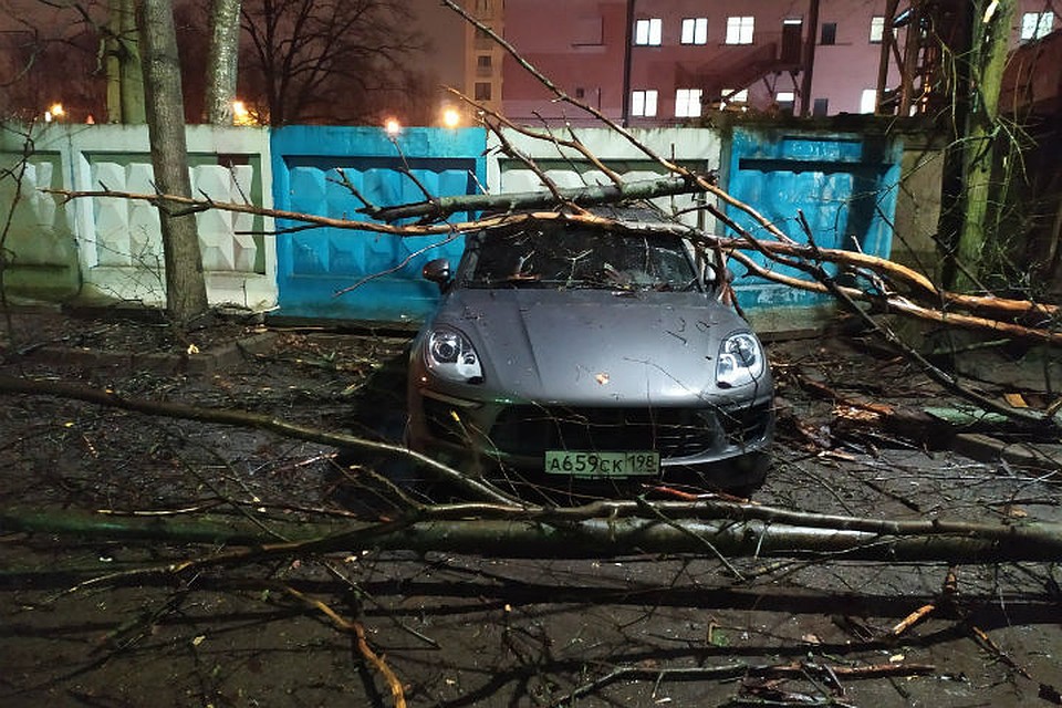 На Удельной придавило Porshe Фото: СОЦСЕТИ