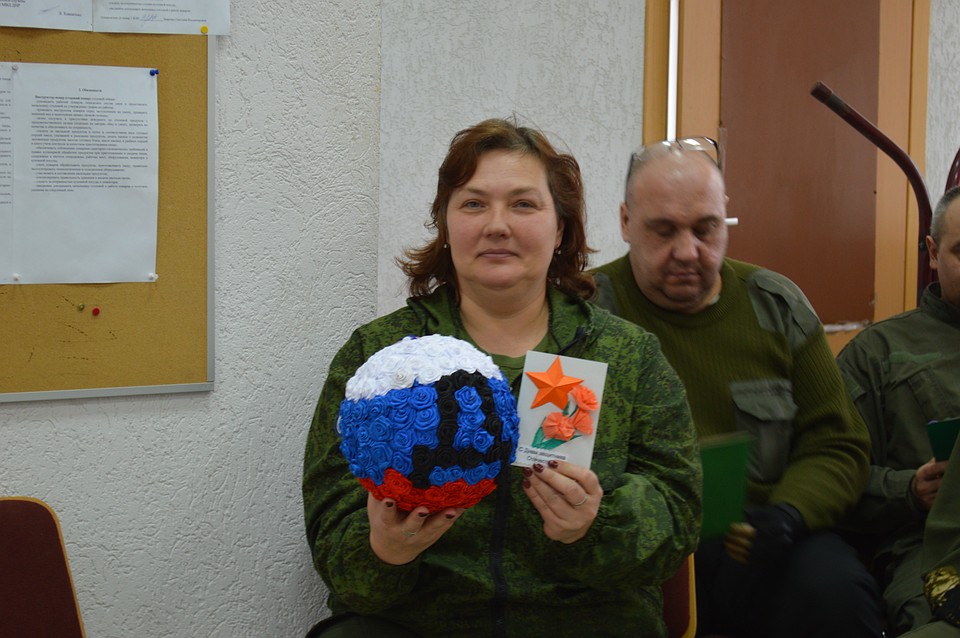 Без поздравительных открыток не остались и прекрасные защитницы Республики Фото: Роман ПОБЕРЕЖНЮК