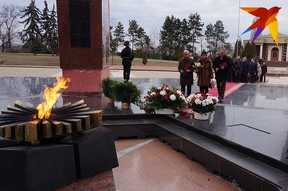 В церемонии возложения цветов приняли участие представители гражданского общества Фото: Наталья СИНЯВСКАЯ