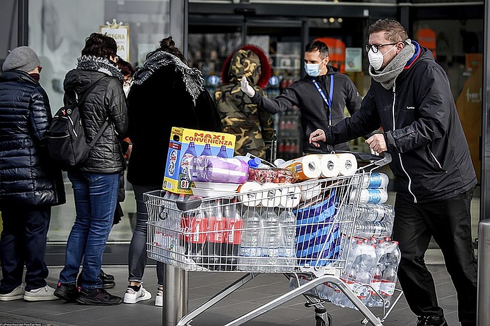 "Мы созваниваемся с друзьями и аккуратно интересуемся друг у друга продуктовыми запасами." Фото: REUTERS